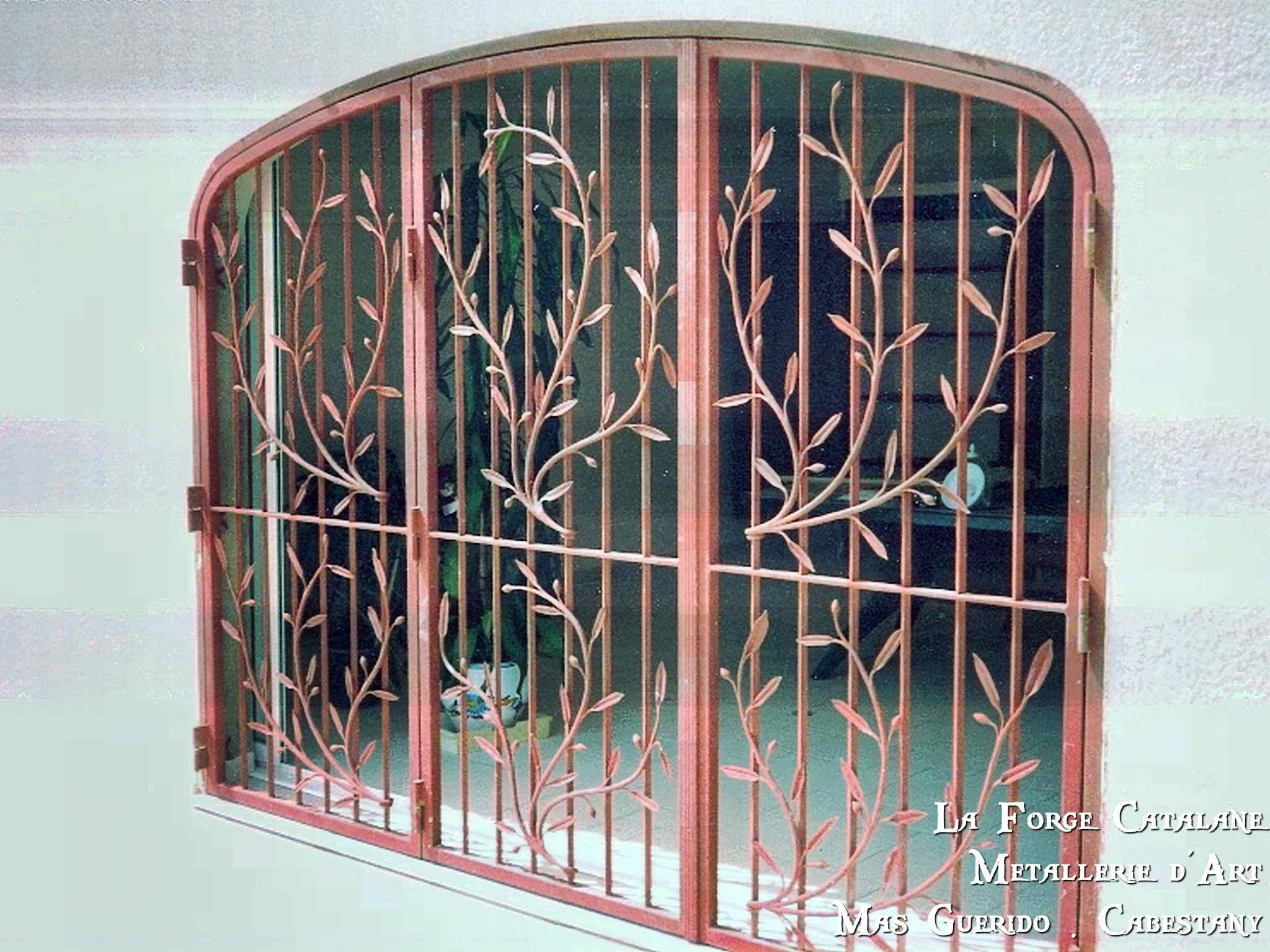 grille articulee cintree 3 vantaux rameaux olivier avec feuilles et olives forge catalane.jpg